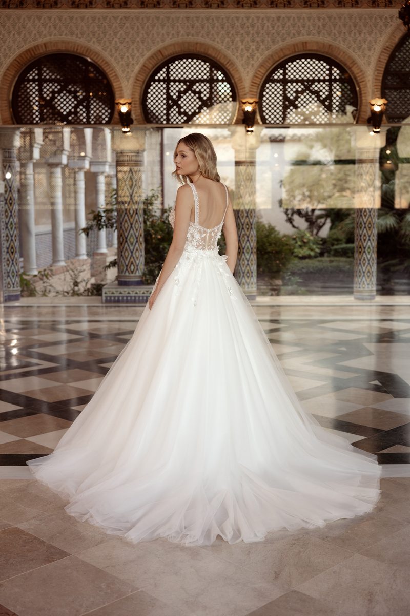 Robe de mariée sirène en crêpe, fente haute — Mira par Monica Loretti, vue 6, showroom MADAMOON Paris 10e