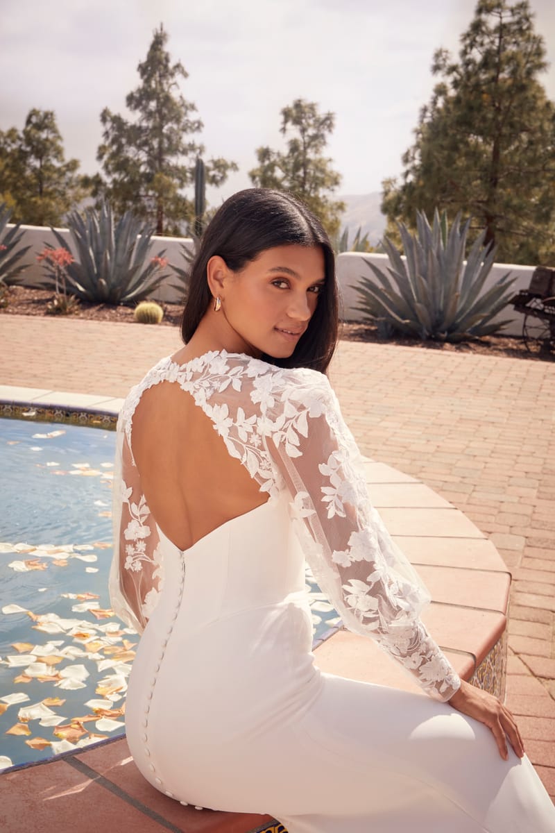 Robe de mariée sirène en crêpe, manches de dentelle — Montana par Casablanca Bridal, vue 3, showroom MADAMOON Paris 10e
