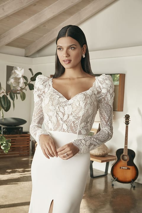 Robe de mariée sirène en crêpe, dos ouvert — Shiloh par Casablanca Bridal, vue 3, showroom MADAMOON Paris 10e
