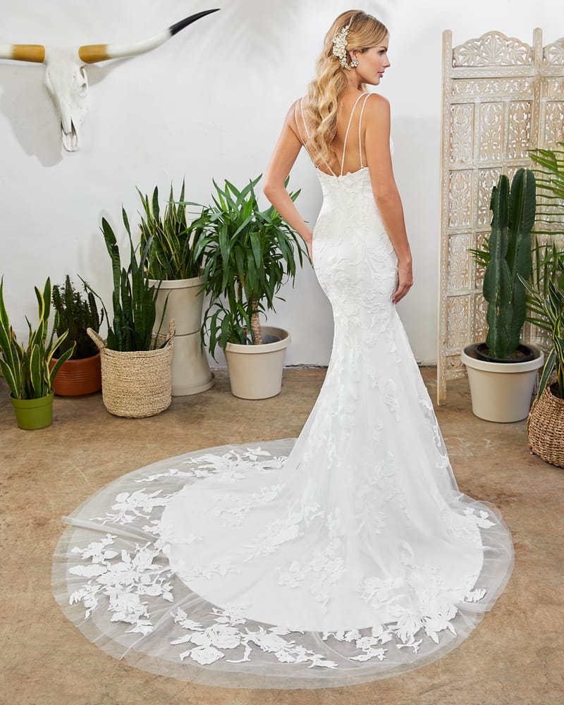 Robe de mariée sirène en dentelle, esprit bohème — Summer par Casablanca Bridal, showroom MADAMOON Paris 10e