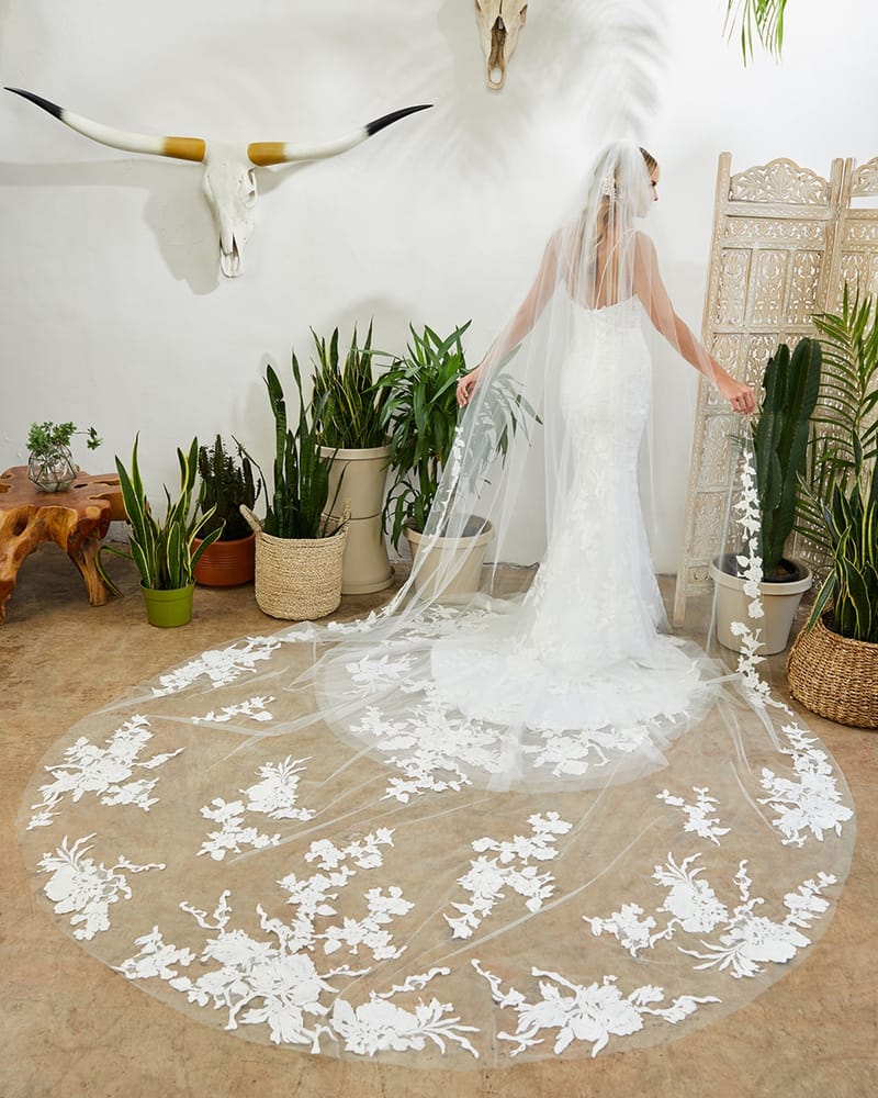 Robe de mariée sirène en dentelle, esprit bohème — Summer par Casablanca Bridal, vue 2, showroom MADAMOON Paris 10e