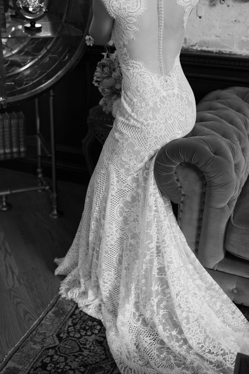 Robe de mariée sirène en dentelle, dos illusion — Uma par Watters Designs, vue 4, showroom MADAMOON Paris 10e