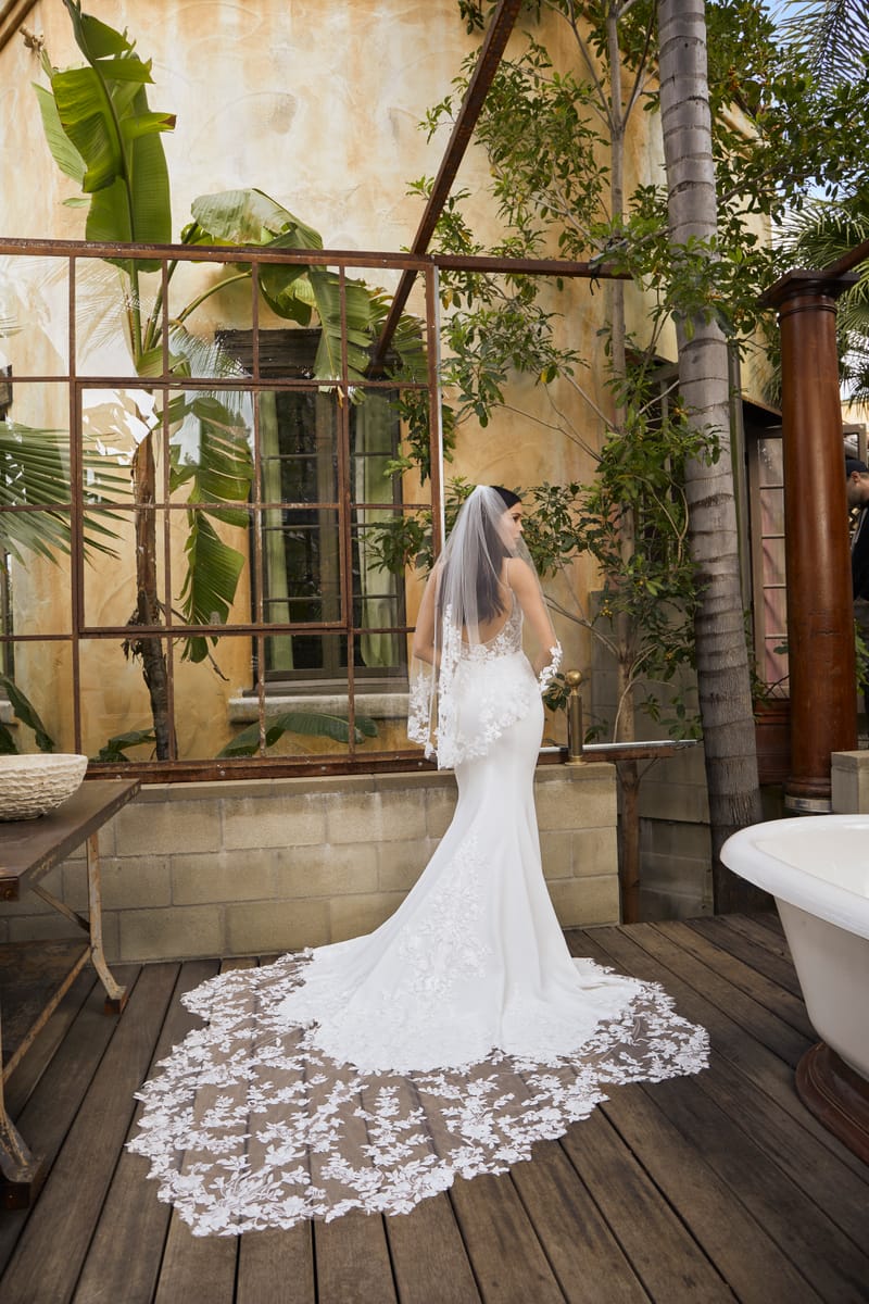 Robe de mariée sirène en crêpe, traîne de dentelle — Venus par Casablanca Bridal, vue 3, showroom MADAMOON Paris 10e