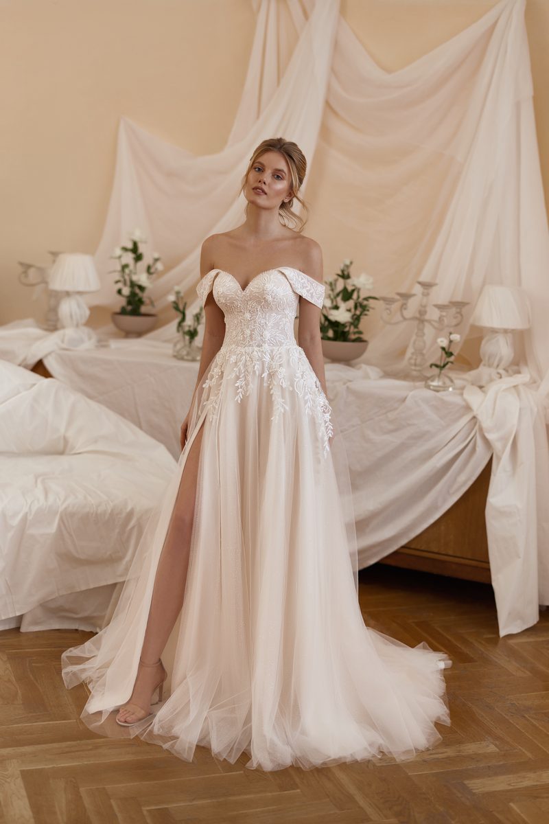 Robe de mariée trapèze, épaules dénudées — modèle Alicia, showroom MADAMOON Paris 10e
