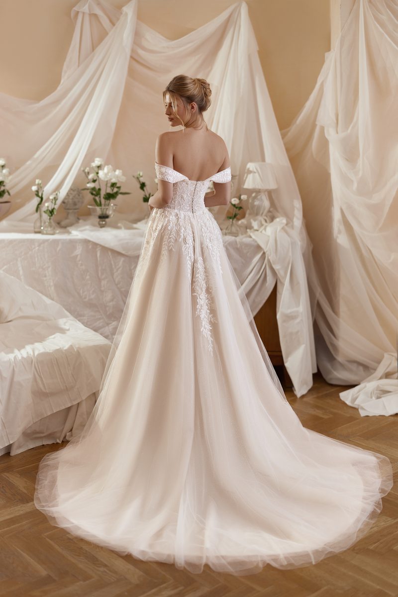 Robe de mariée trapèze, épaules dénudées — modèle Alicia, vue 2, showroom MADAMOON Paris 10e