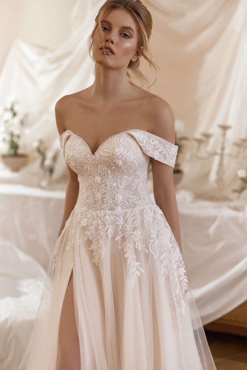 Robe de mariée trapèze, épaules dénudées — modèle Alicia, vue 3, showroom MADAMOON Paris 10e