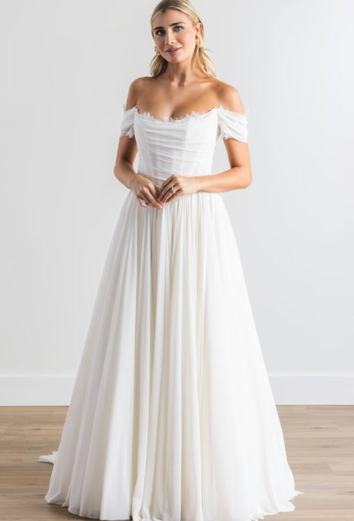 Robe de mariée trapèze en dentelle sur tulle souple — Calla par Watters Designs, showroom MADAMOON Paris 10e