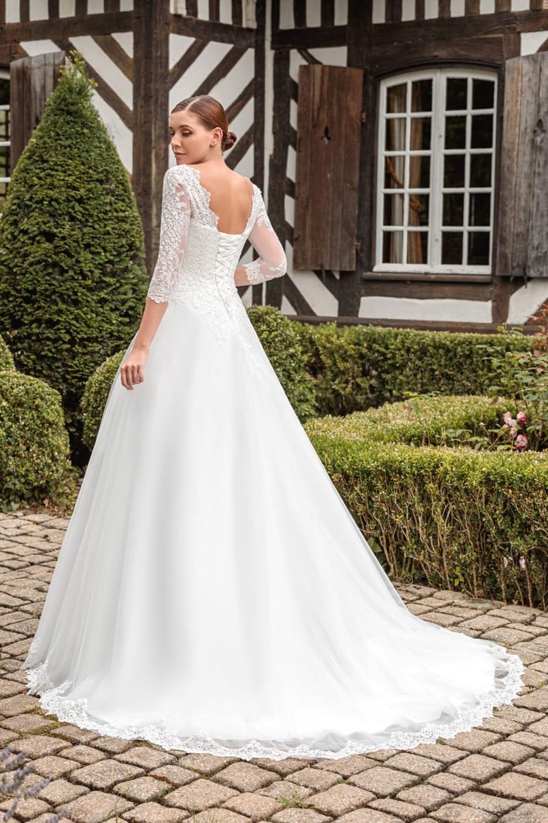 Robe de mariée trapèze en dentelle, manches longues — modèle Camille, showroom MADAMOON Paris 10e