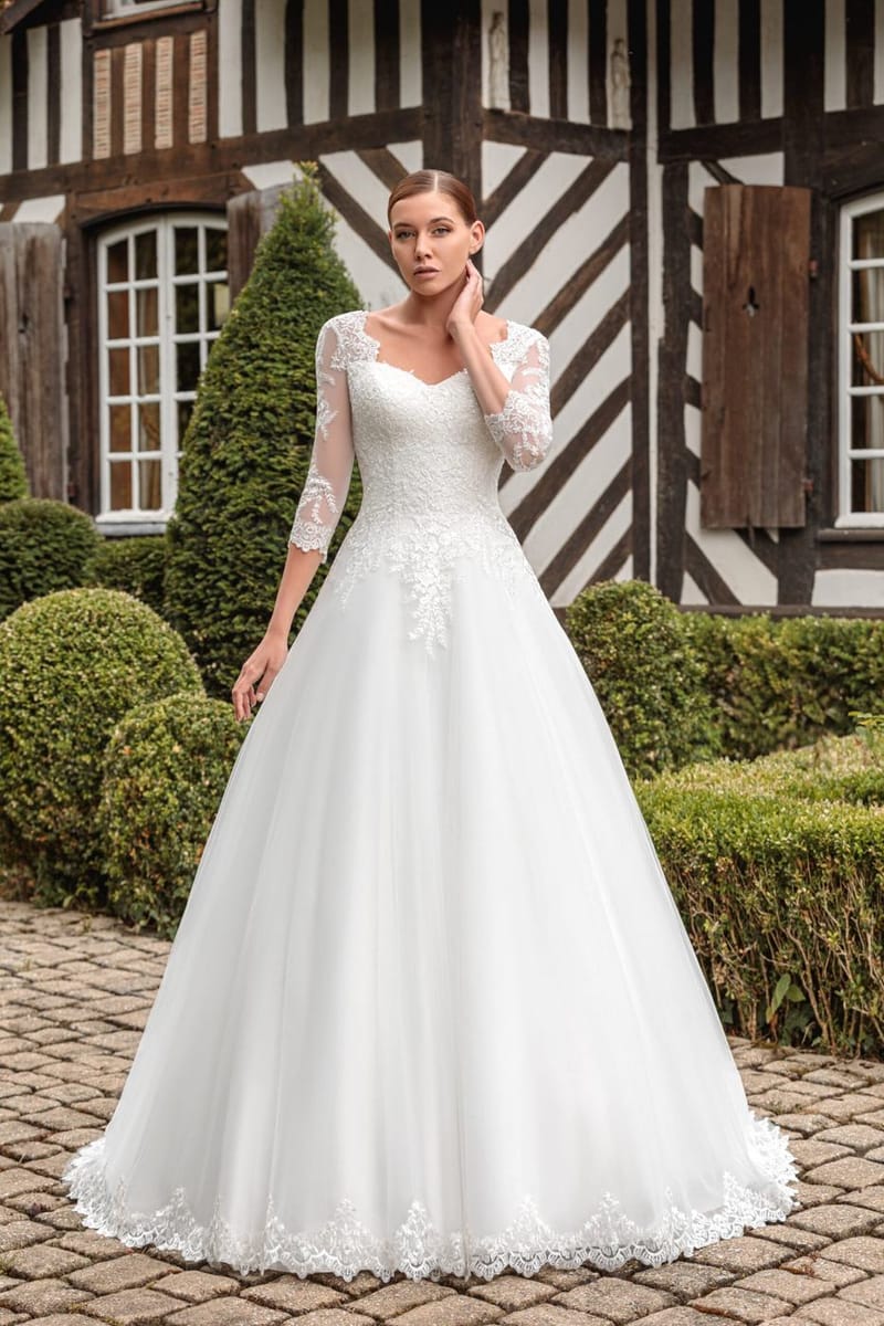 Robe de mariée trapèze en dentelle, manches longues — modèle Camille, vue 2, showroom MADAMOON Paris 10e