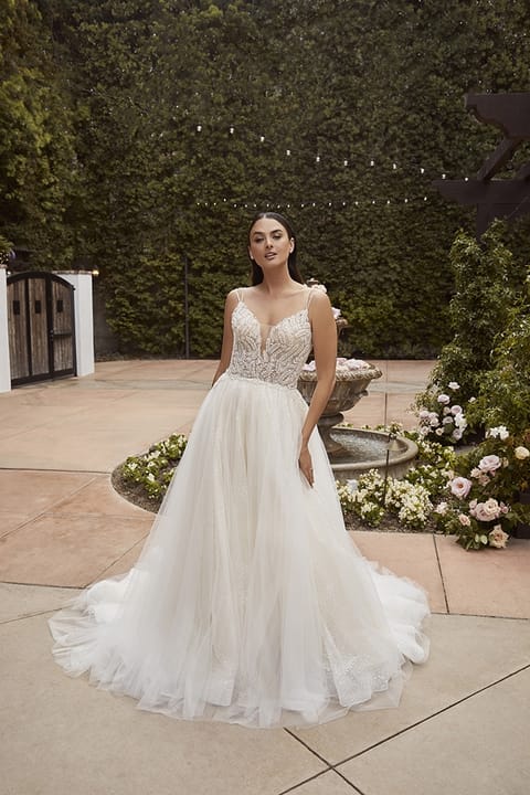 Robe de mariée trapèze pailleté, bretelles fines — Carrie par Casablanca Bridal, showroom MADAMOON Paris 10e