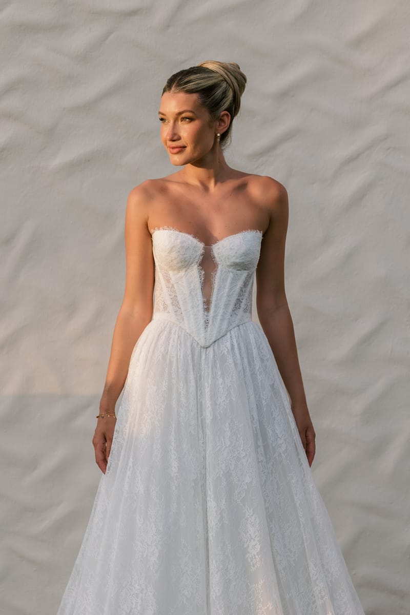 Robe de mariée trapèze en tulle pailleté — Charlotte par Watters Designs, vue 2, showroom MADAMOON Paris 10e