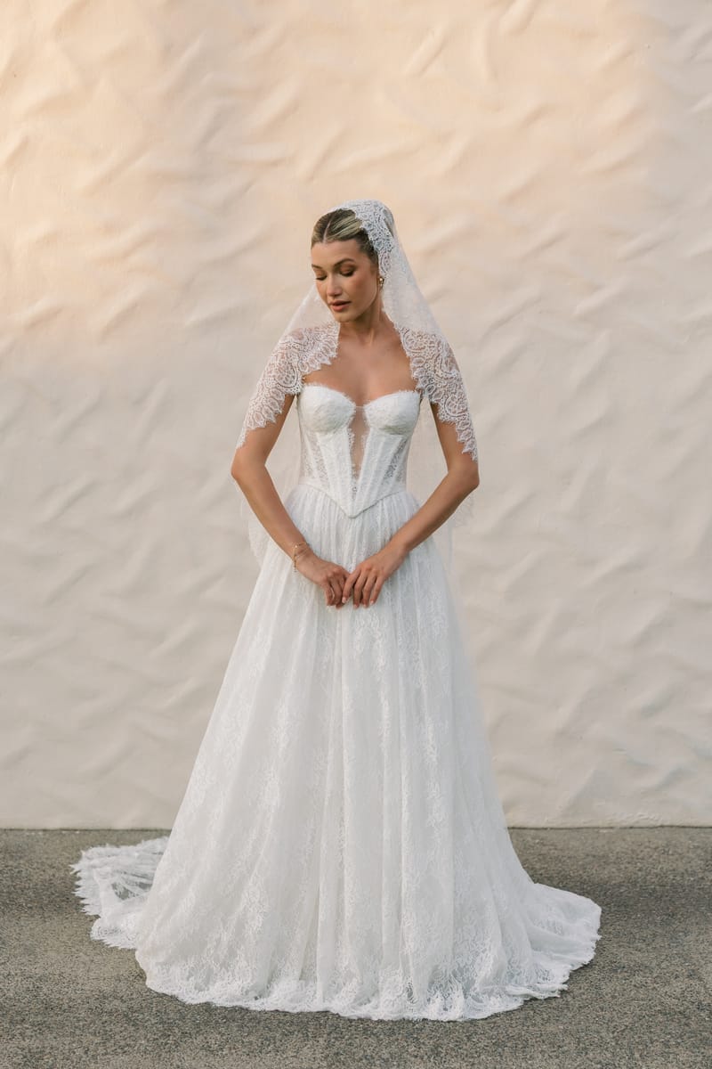 Robe de mariée trapèze en tulle pailleté — Charlotte par Watters Designs, vue 3, showroom MADAMOON Paris 10e