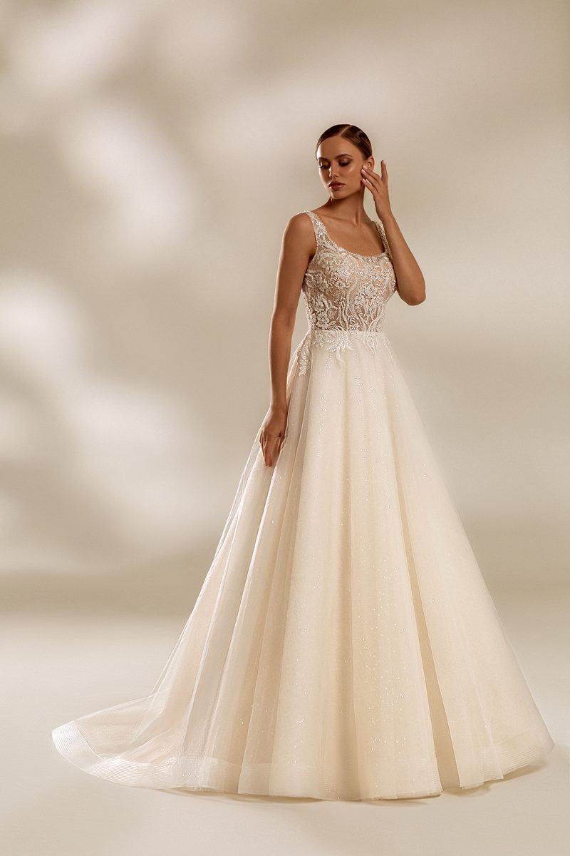 Robe de mariée trapèze, tulle blush — modèle Dolores, showroom MADAMOON Paris 10e