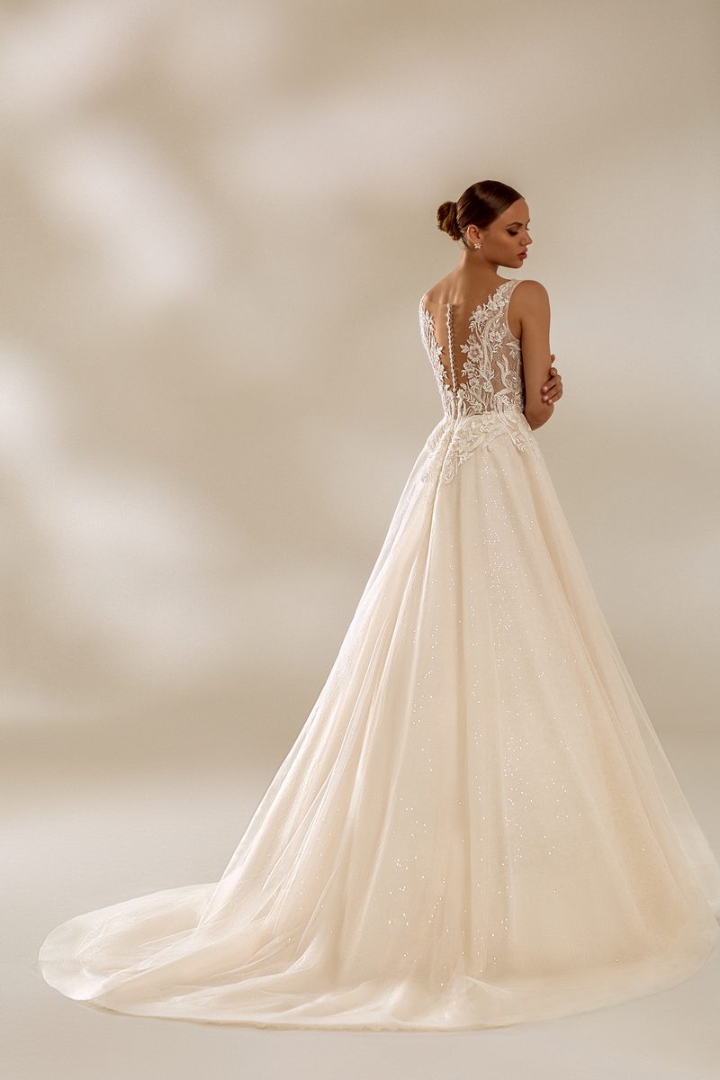 Robe de mariée trapèze, tulle blush — modèle Dolores, vue 2, showroom MADAMOON Paris 10e