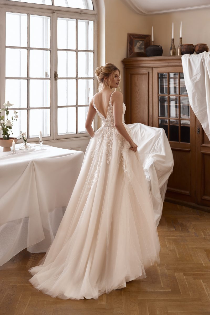 Robe de mariée trapèze, dentelle délicate — modèle Lovia, showroom MADAMOON Paris 10e