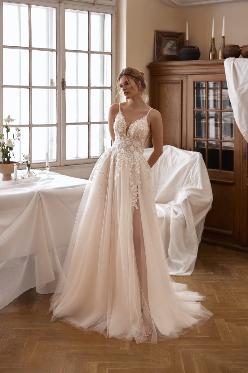 Robe de mariée trapèze, dentelle délicate — modèle Lovia, vue 2, showroom MADAMOON Paris 10e