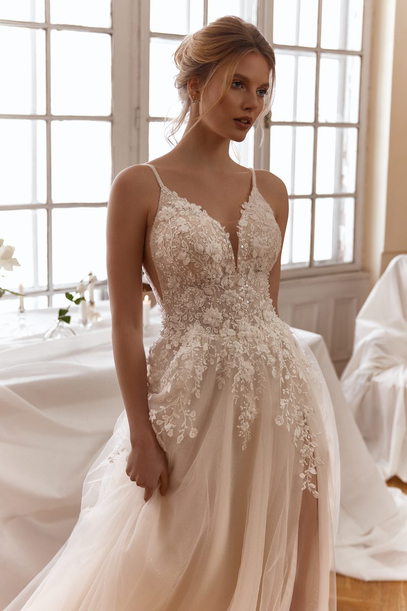 Robe de mariée trapèze, dentelle délicate — modèle Lovia, vue 3, showroom MADAMOON Paris 10e