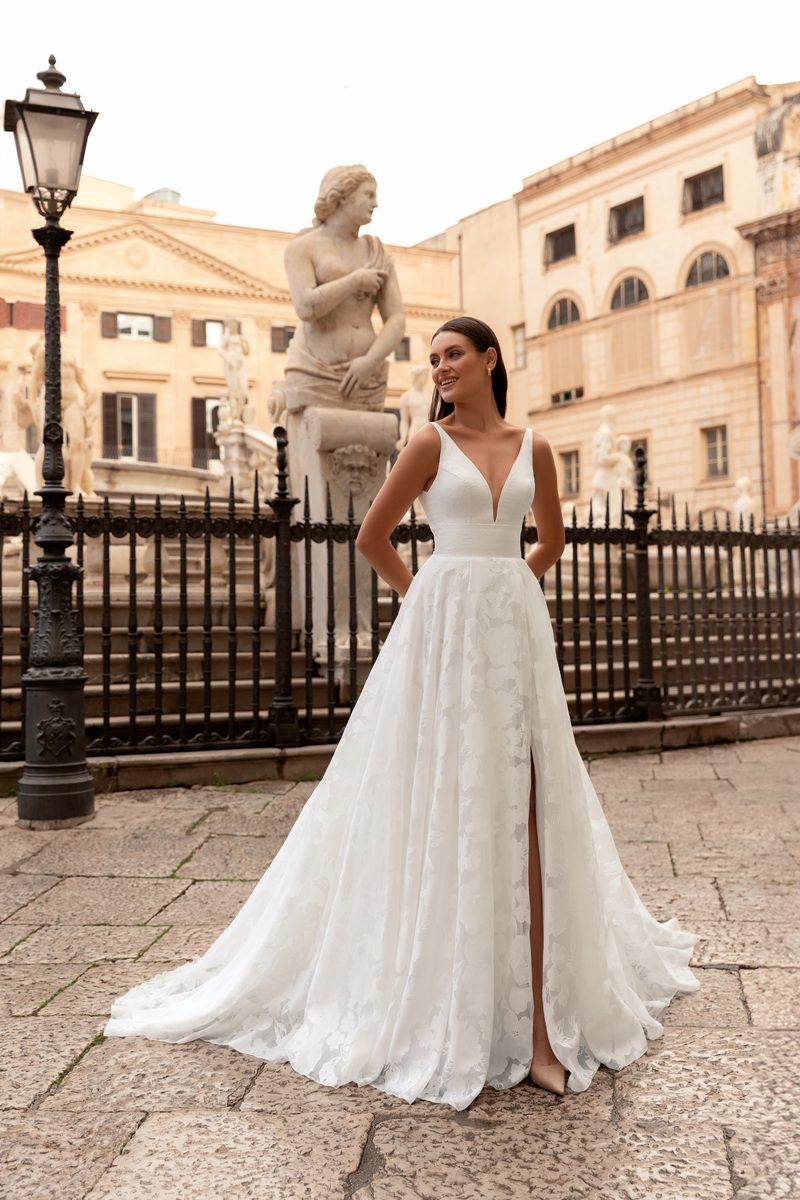 Robe de mariée trapèze, jacquard floral, ceinture large — Monica par Monica Loretti, showroom MADAMOON Paris 10e