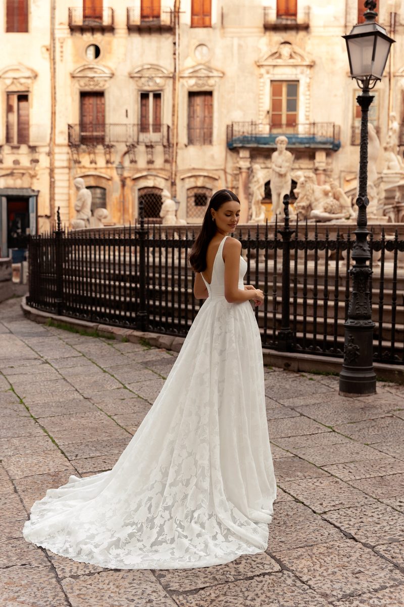 Robe de mariée trapèze, jacquard floral, ceinture large — Monica par Monica Loretti, vue 2, showroom MADAMOON Paris 10e