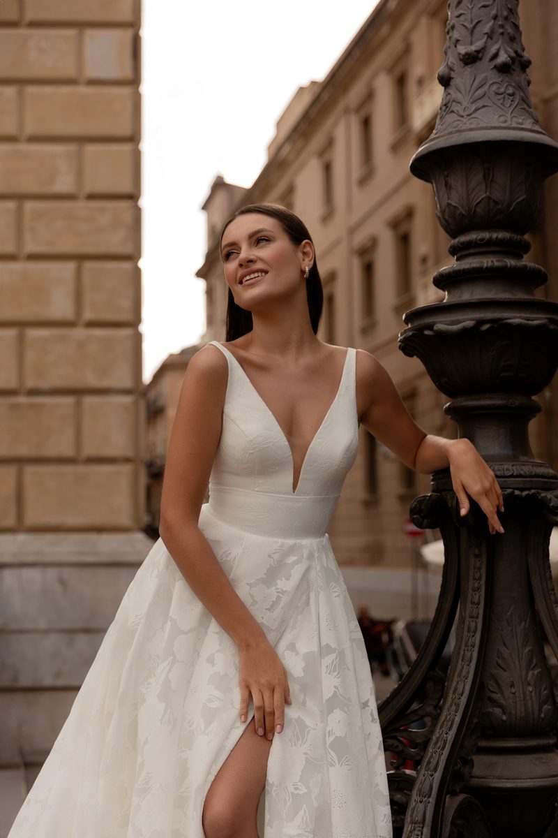 Robe de mariée trapèze, jacquard floral, ceinture large — Monica par Monica Loretti, vue 3, showroom MADAMOON Paris 10e