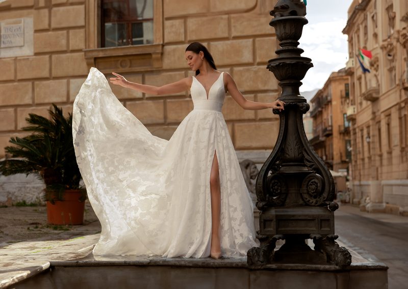 Robe de mariée trapèze, jacquard floral, ceinture large — Monica par Monica Loretti, vue 4, showroom MADAMOON Paris 10e