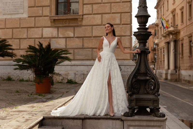 Robe de mariée trapèze, jacquard floral, ceinture large — Monica par Monica Loretti, vue 5, showroom MADAMOON Paris 10e
