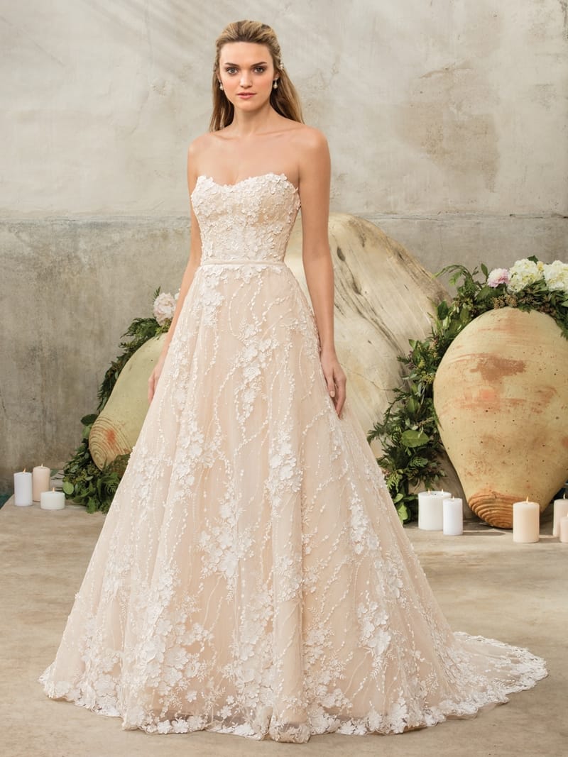 Robe de mariée trapèze, dentelle sur nude — Sienna par Casablanca Bridal, showroom MADAMOON Paris 10e