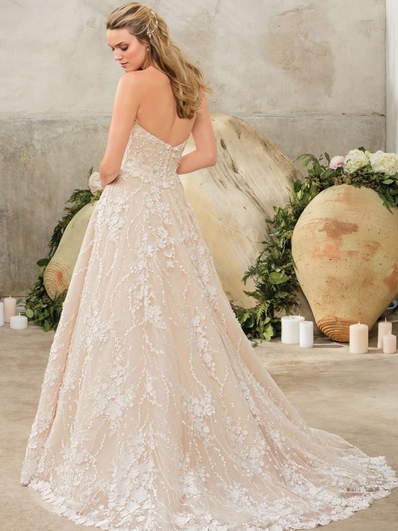 Robe de mariée trapèze, dentelle sur nude — Sienna par Casablanca Bridal, vue 2, showroom MADAMOON Paris 10e