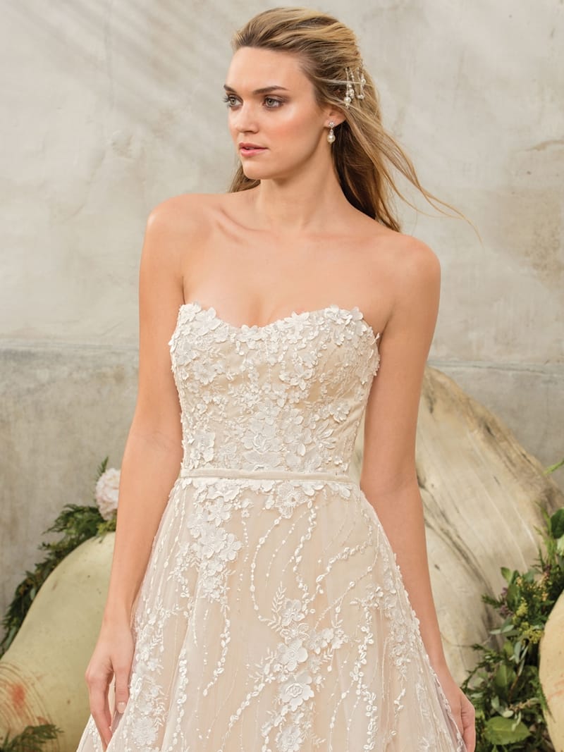 Robe de mariée trapèze, dentelle sur nude — Sienna par Casablanca Bridal, vue 3, showroom MADAMOON Paris 10e