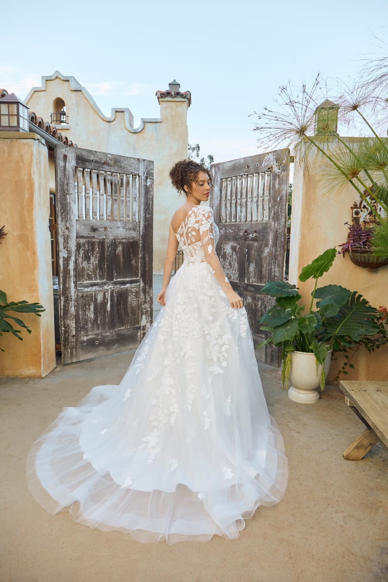 Robe de mariée princesse conseillée pour une morphologie en A — showroom MADAMOON Paris 10e