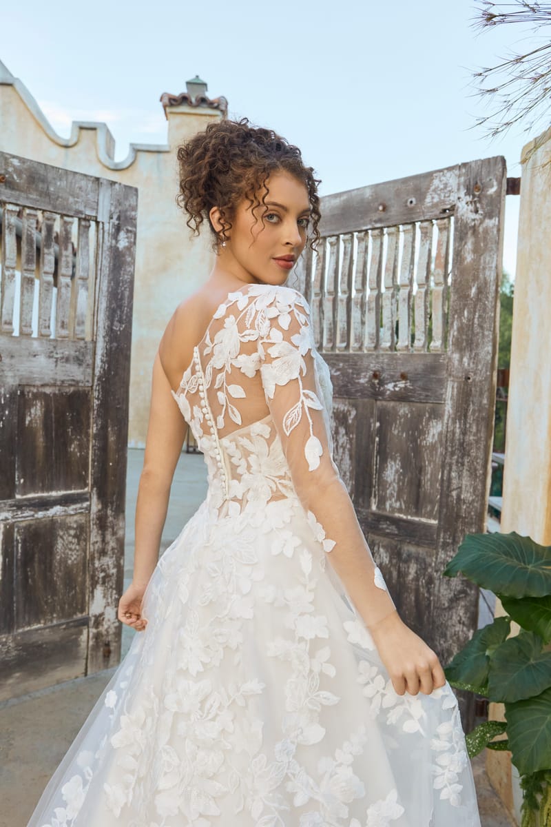 Robe de mariée trapèze en dentelle, veste amovible — Solana par Casablanca Bridal, vue 3, showroom MADAMOON Paris 10e