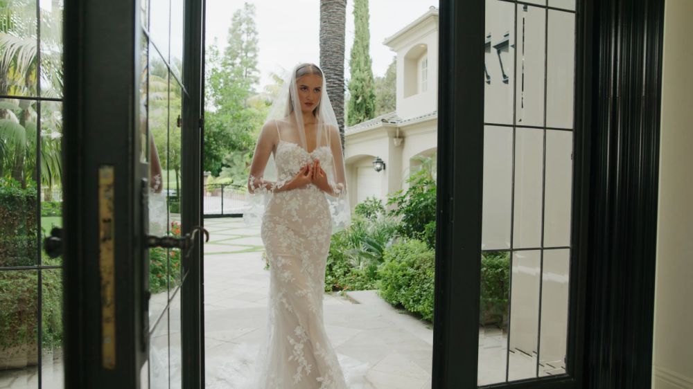 Une mariée en robe de dentelle — showroom MADAMOON Paris 10e