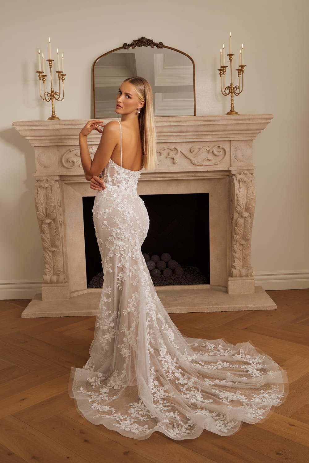 Robe de mariée présentée en boutique — showroom MADAMOON Paris 10e
