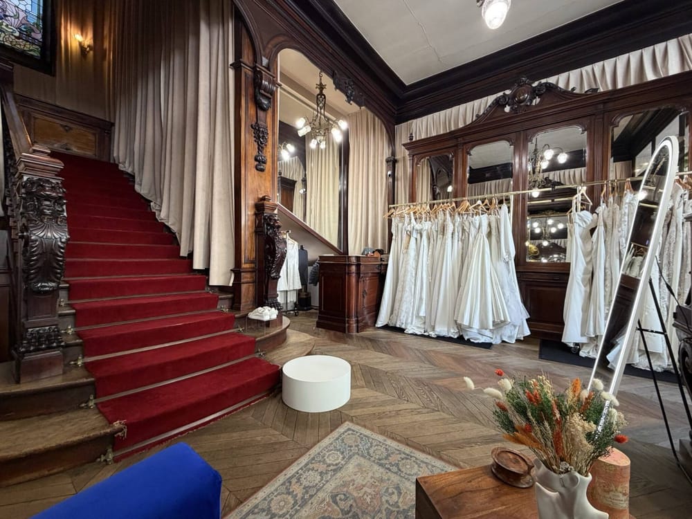 Robes de mariée suspendues dans le showroom — showroom MADAMOON Paris 10e